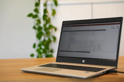 Laptop op een houten tafel met een dashboardMetacom: alles-in-één systeem