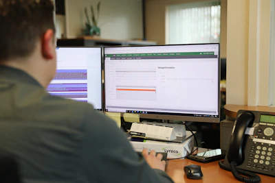 Medewerker achter zijn bureau met op zijn computerscherm de software voor afvalmanagementOp elk moment zicht op je afvalstromen