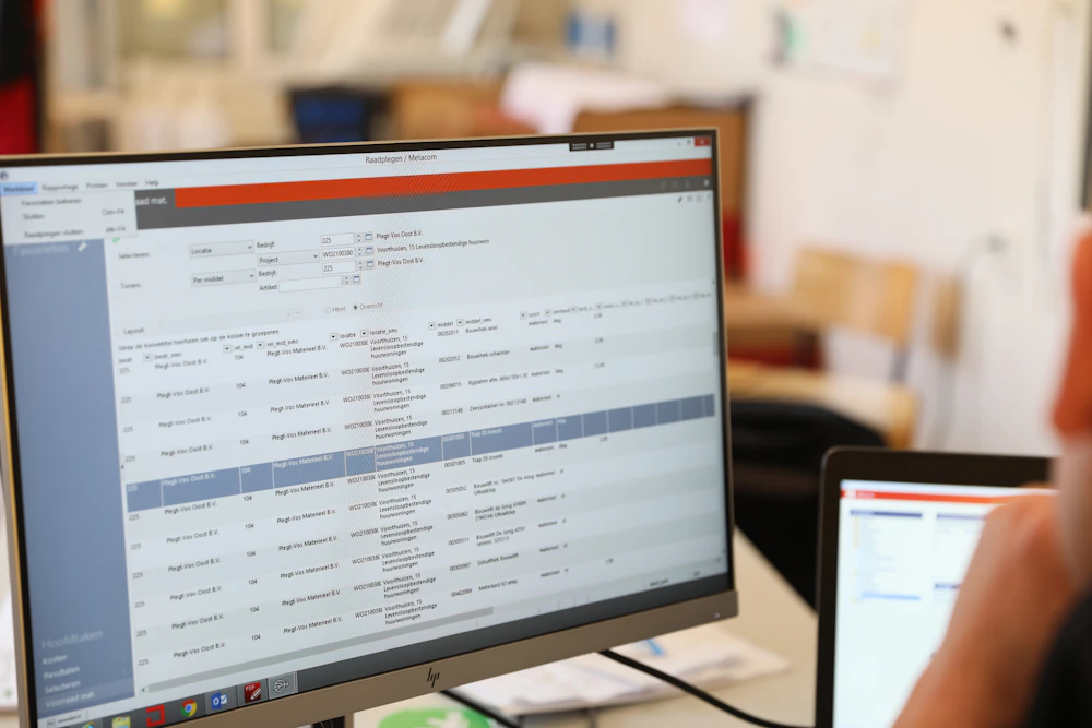 Computerscherm waarop dashboards met Metacom te zien zijn.