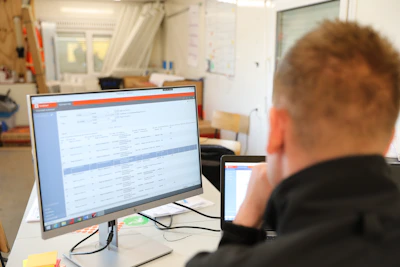 Medewerker kijkt naar een computerschermSlim facturen maken, versturen en goedkeuren