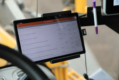 Tablet in een bouwmachine waarop de digitale facturatie software te zien is.Software speciaal voor MKB