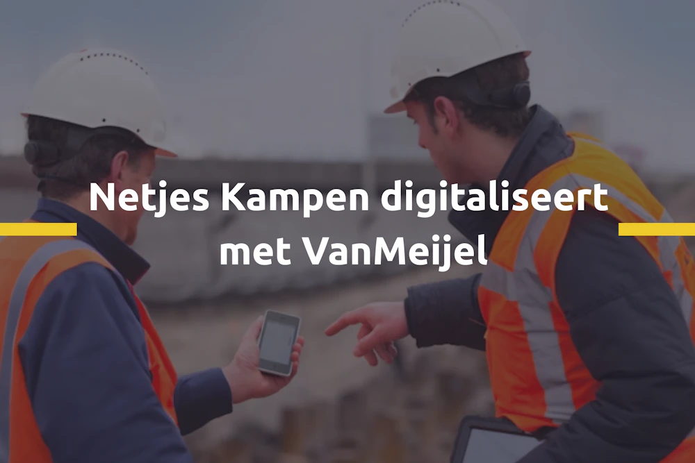 Twee bouwvakkers in oranje veiligheidsvesten en witte helmen op een bouwplaats, één toont een smartphone aan de ander.