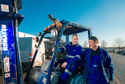 Twee medewerkers bij een heftruckUrenregistratie biedt gemak voor iedereen