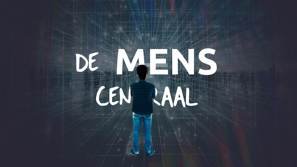 Een persoon van achteren staand in een digitale tunnel vol lijnen en lichtpunten; in het midden de grote witte tekst 'DE MENS CENTRAAL'.