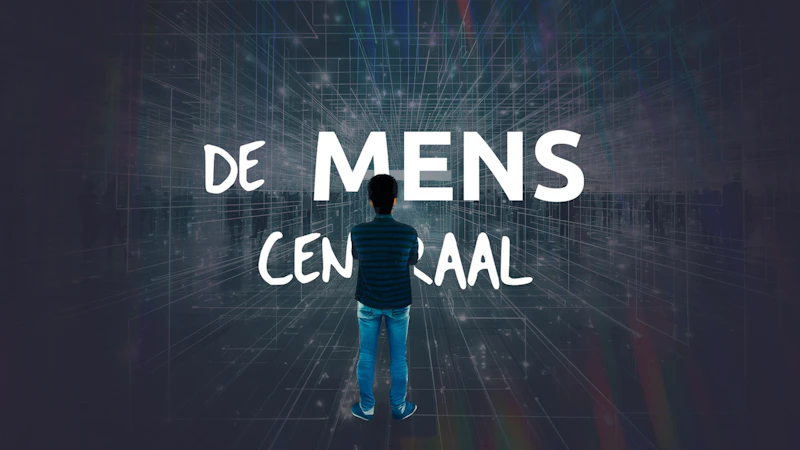 Een persoon van achteren staand in een digitale tunnel vol lijnen en lichtpunten; in het midden de grote witte tekst 'DE MENS CENTRAAL'.