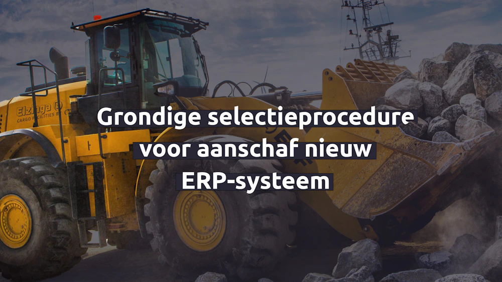 Grote gele wiellader op een bouwplaats met rotsblokken; overlaytekst over een grondige selectieprocedure voor aanschaf van een nieuw ERP-systeem.