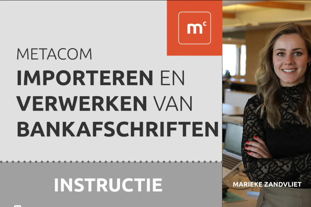 Linkerdeel: grijs vlak met grote tekst over bankafschriften en 'INSTRUCTIE'; rechterkant: glimlachende persoon in kantoor naast oranje logo.