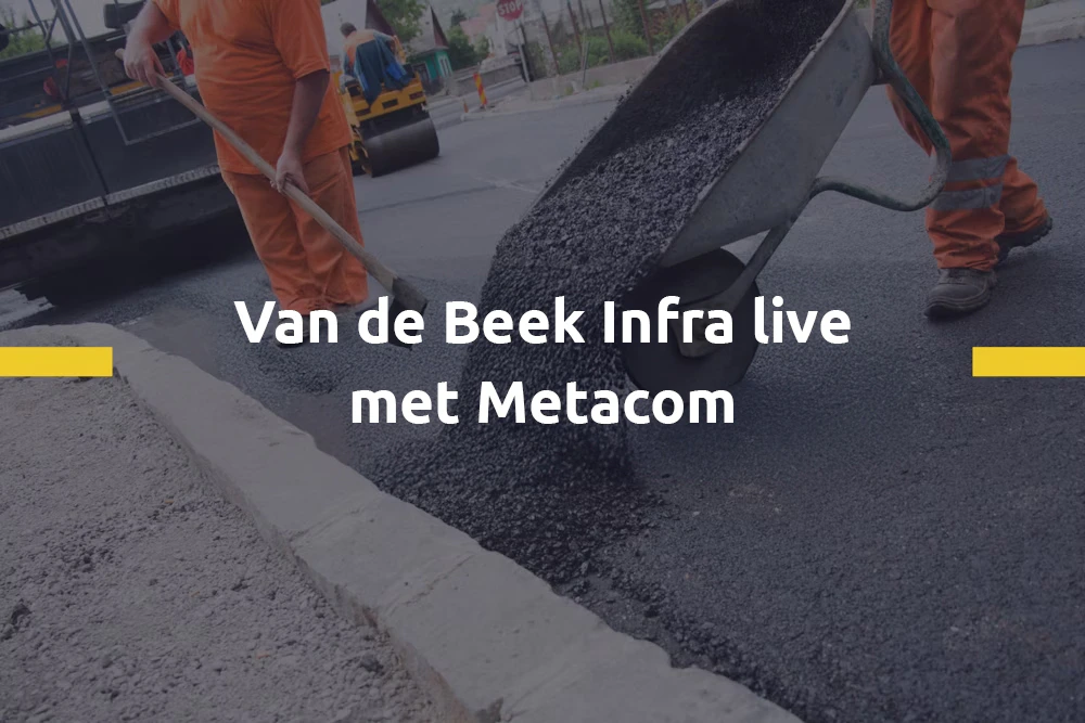 Wegwerkers in oranje werkkleding leggen nieuw asfalt; een kruiwagen en een asfaltmachine staan op de weg, met de tekst Van de Beek Infra live met Metacom.