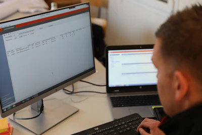 Medewerker achter zijn bureau bezig met het samenstellen van een dashboard op zijn computerBetere calculaties, de beste aanbieding