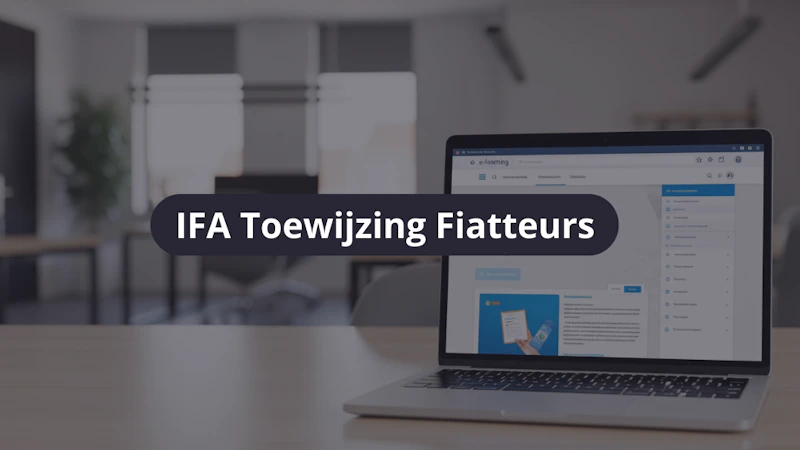 Een laptop op een houten tafel in een moderne kantoorruimte, met een donkere ronde banner in het midden waarop 'IFA Toewijzing Fiatteurs' staat.