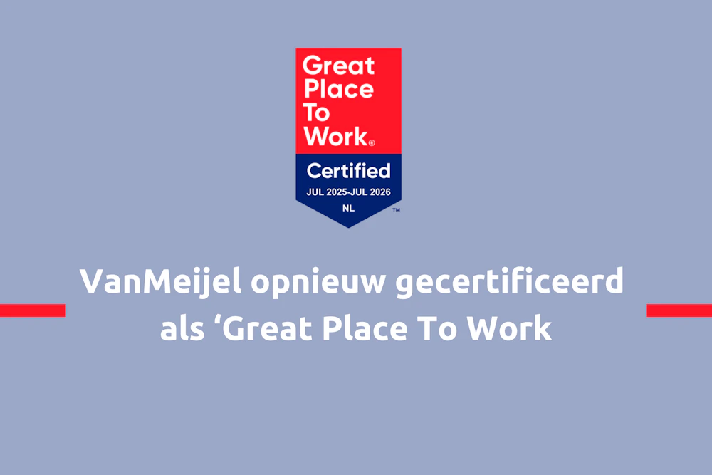 Lichtblauwe achtergrond met bovenaan het Great Place To Work-certificaatlogo (rood boven, blauw onder) en grote witte tekst: VanMeijel opnieuw gecertificeerd als 'Great Place To Work'.