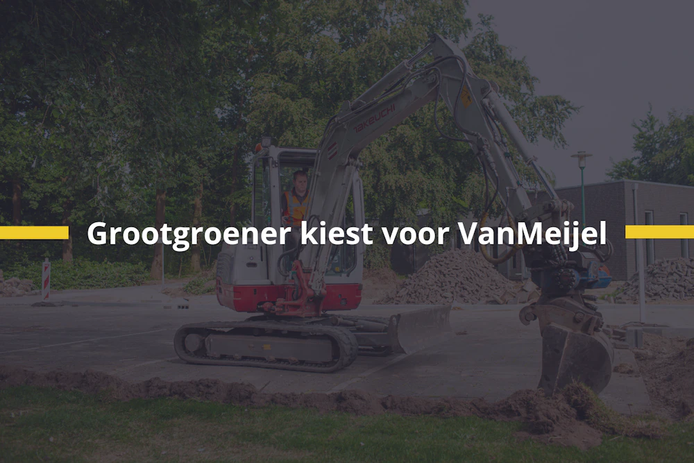 Constructieplaats met een minigraver en een operator in de cabine; tekst 'Grootgroener kiest voor VanMejel' met gele lijnen aan weerszijden.